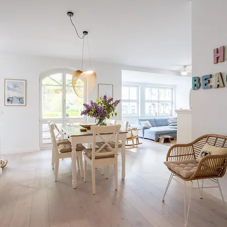 Fabiola In Strandnaehe *